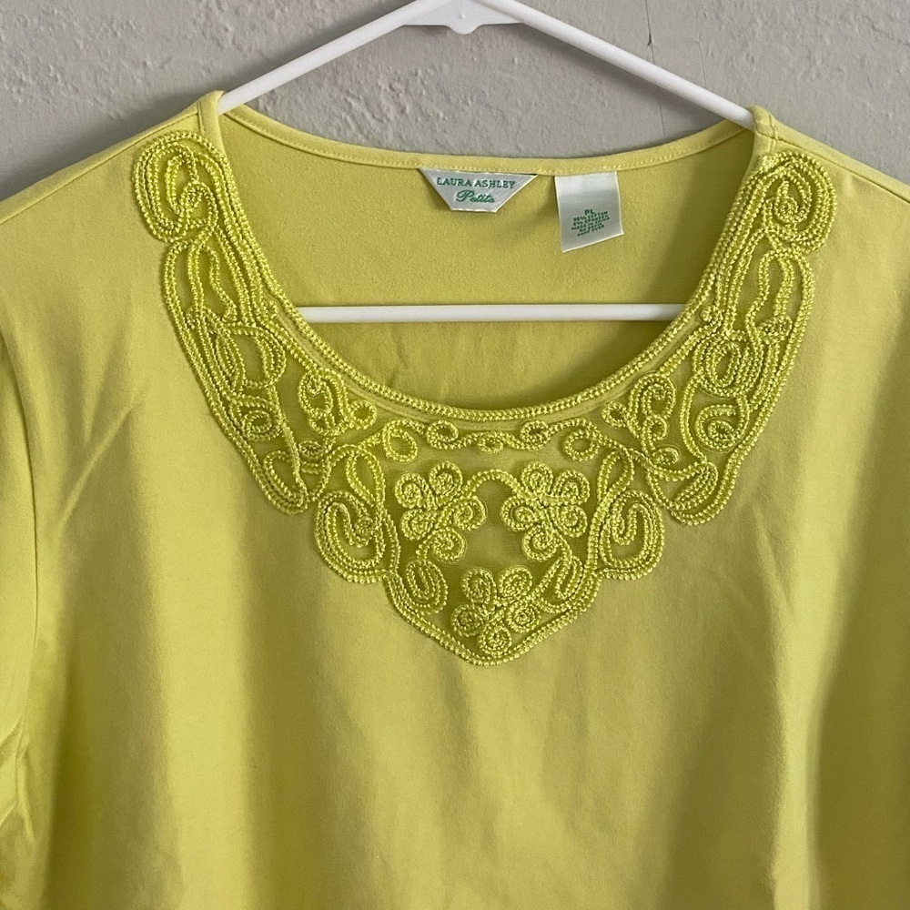 Laura Ashley Women Neon Yellow Embroidered Collar 3/4 Sleeve Cropped Top Size PL - Picture 2 of 8